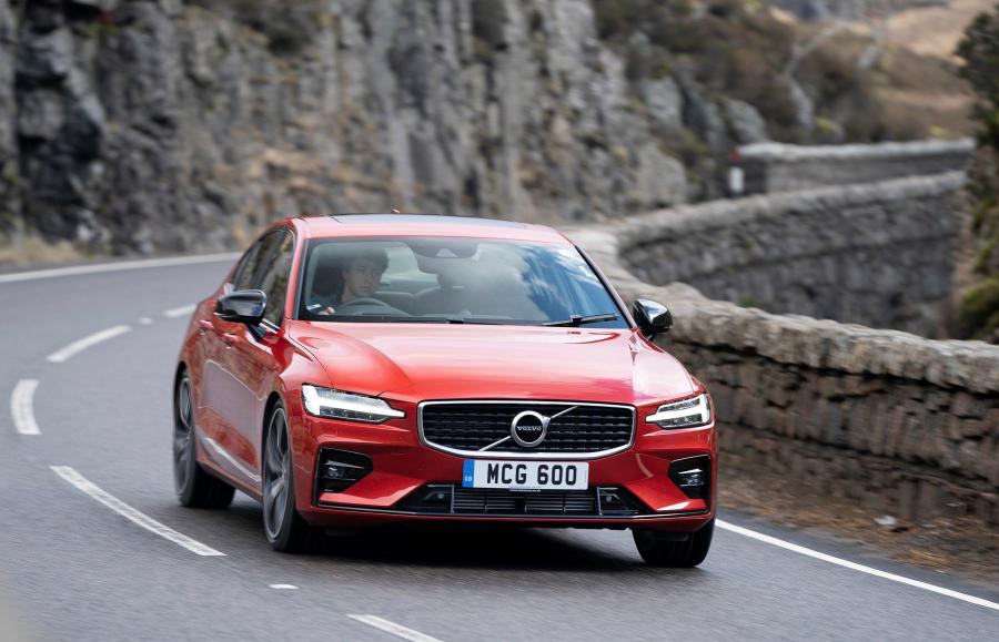 Volvo S60 T5 R-Design 2019 года  (UK) (фото 12 из 40)